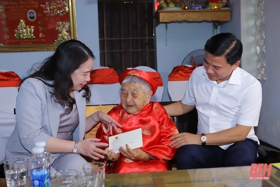 Phó Chủ tịch nước Võ Thị Ánh Xuân thăm, tặng quà Mẹ Việt Nam anh hùng, thương binh, Trung  đoàn Không quân 923, Làng  trẻ SOS và cô giáo khuyết tật Lê Thị Thắm