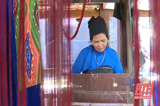 Người nặng lòng với nghề dệt thổ cẩm truyền thống
