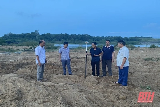 Khắc phục hoạt động khai thác cát trái phép bên bờ sông Chu