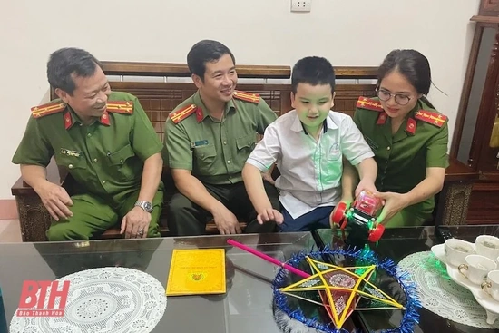 Thăm,  tặng quà con cán bộ, chiến sỹ có hoàn cảnh đặc biệt, bị khuyết tật nhân dịp Tết Trung thu