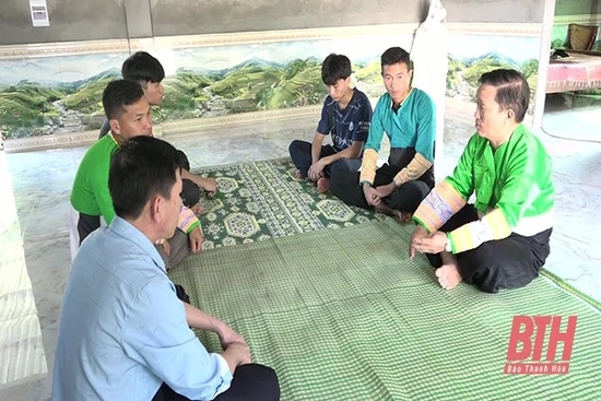 Người có uy tín tiêu biểu ở bản Pù Toong