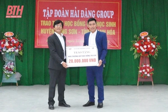Trao tặng học bổng và kinh phí mua sắm trang thiết bị giáo dục cho các nhà trường