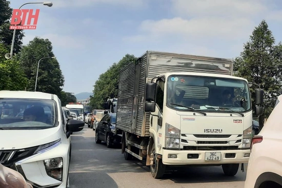 Bất cập giao thông   đoạn ngã tư đường sắt phường Phú Sơn