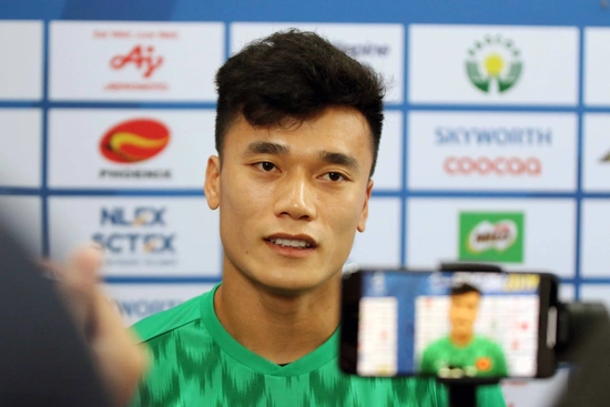 Thủ môn Bùi Tiến Dũng sắp cập bến Hoàng Anh Gia Lai; Man City rơi chiến thắng ở phút 90+5