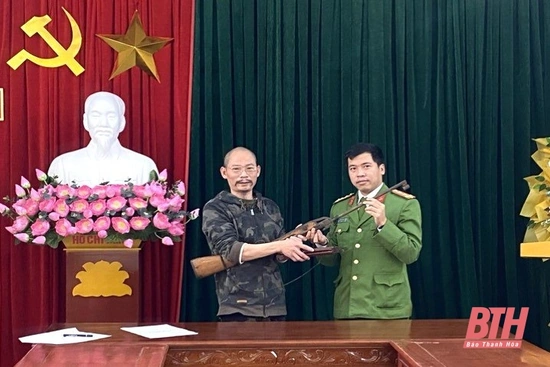 Tự giác giao nộp súng hơi và dao bằng kim loại cho lực lượng Công an