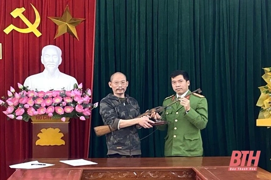 Tự giác giao nộp súng hơi và dao bằng kim loại cho lực lượng Công an