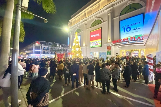 Hàng trăm nghìn người dân và du khách đổ về các TTTM Vincom chào đón năm mới 2024