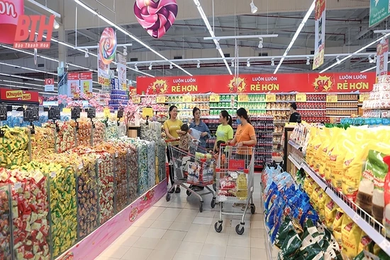 Sôi động thị trường hàng hóa phục vụ tết