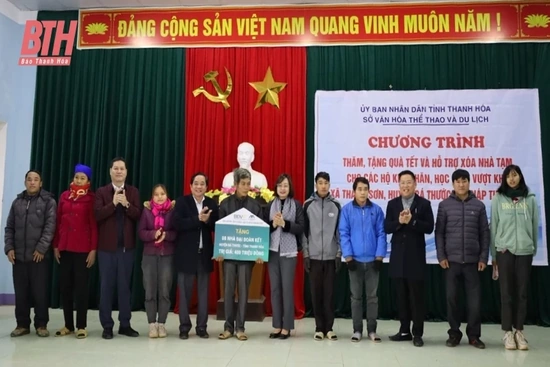 Sở Văn hóa, Thể thao và Du lịch thăm, tặng quà tết và hỗ trợ xây nhà tại xã Thành Sơn