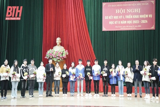 Như Xuân: Khen thưởng giáo viên, học sinh có thành tích trong kỳ thi học sinh giỏi cấp tỉnh năm học 2023-2024