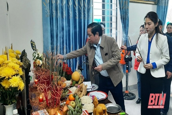 Thăm hỏi, động viên gia đình có người bị thiệt mạng  do hỏa hoạn ở huyện Vĩnh Lộc