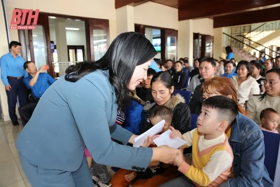 Đón và trao hỗ trợ vé xe cho đoàn viên, người lao động về quê đón tết
