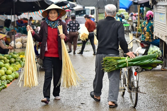 Lá dong, lạt giang gói bánh chưng về phố