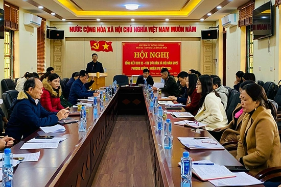  Phát huy vai trò của người có uy tín trong đấu tranh phản bác các quan điểm sai trái, thù địch