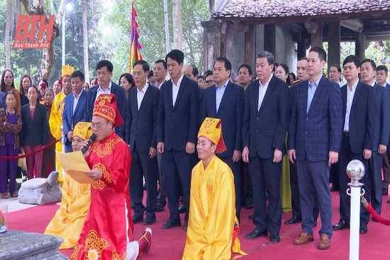 Dâng hương tại các di tích lịch sử trên địa bàn huyện Thọ Xuân