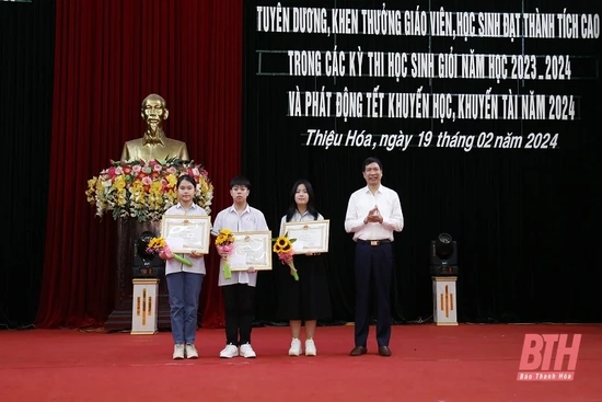 Thiệu Hóa: Trao thưởng cho giáo viên, học sinh đạt thành tích cao và phát động “Tết khuyến học, khuyến tài