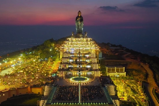 Núi Bà Đen, Tây Ninh: Hàng trăm ngàn hoa đăng được thắp sáng tại đại lễ dâng đăng Rằm Tháng Giêng