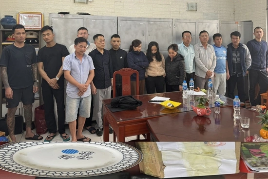 Bắt 14 đối tượng đánh bạc, thu giữ 135 triệu đồng