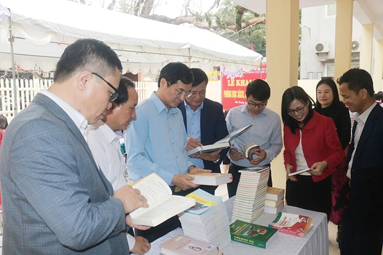 Hà Trung khai trương phòng đọc sách, báo Xuân Giáp Thìn 