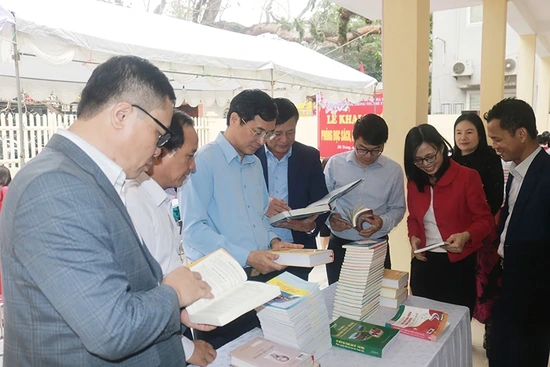 Hà Trung khai trương phòng đọc sách, báo Xuân Giáp Thìn 