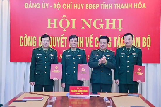 Bộ đội Biên phòng tỉnh công bố, trao quyết định công tác cán bộ