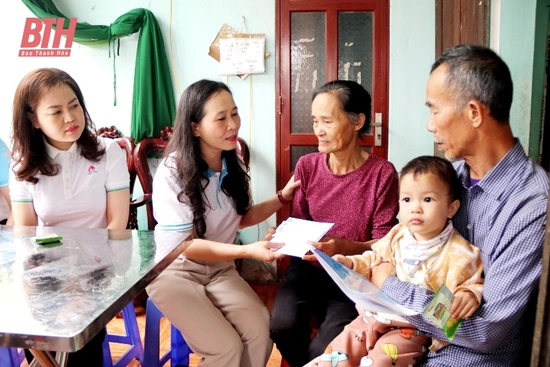 Thăm hỏi, trao kinh phí  hỗ trợ  cho trẻ mồ côi đặc biệt khó khăn