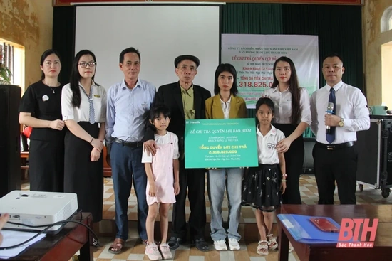 Manulife Việt Nam chi trả quyền lợi bảo hiểm hơn 2 tỷ đồng cho khách hàng tại xã Nga Phú