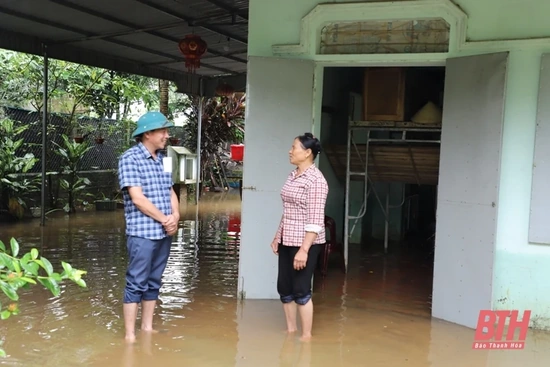 Lũ trên sông Bưởi trên mức báo động II, nhiều nhà dân bị ngập