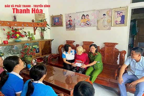 Thăm, tặng quà Mẹ Việt Nam Anh hùng, người có công với cách mạng