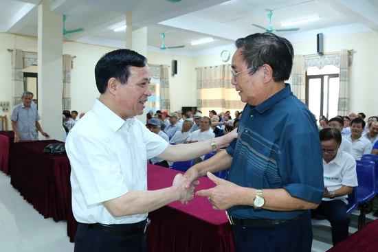 Phó Bí thư Thường trực m88 cá cược thể thao trực tuyến uỷ Lại Thế Nguyên thăm và nói chuyện với hội viên Câu lạc bộ Hàm Rồng