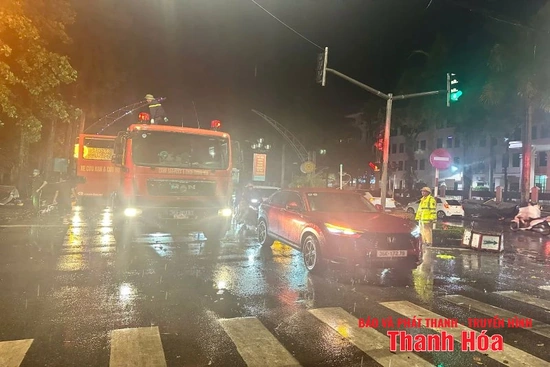 Ngã tư Đại lộ Lê Lợi lưu thông bình thường sau sự cố mái tôn đổ sập do mưa bão