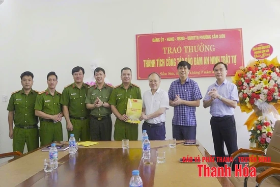 Vụ 13,5 tấn chân gà ngâm hóa chất: Thưởng nóng Công an phường Sầm Sơn