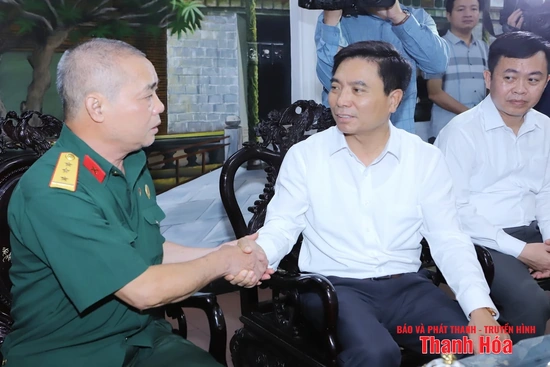 Bí thư Tỉnh ủy Nguyễn Doãn Anh thăm, tặng quà các gia đình chính sách nhân kỷ niệm 78 năm Ngày Thương binh - Liệt sĩ