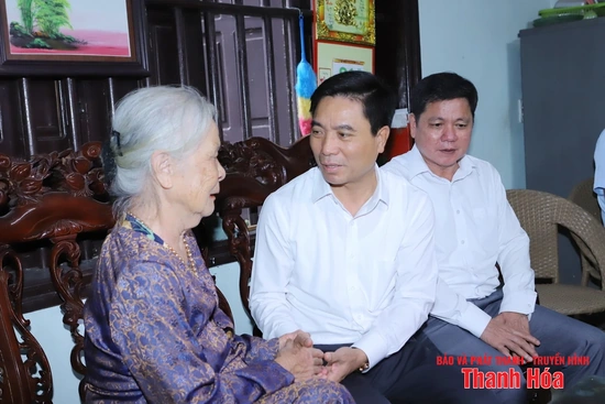 Bí thư Tỉnh ủy Nguyễn Doãn Anh thăm, tặng quà các gia đình chính sách nhân kỷ niệm 78 năm Ngày Thương binh - Liệt sĩ