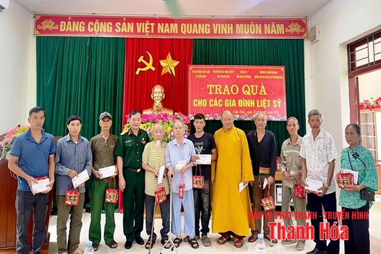 Tặng quà tri ân thân nhân liệt sỹ tại xã Cẩm Thủy