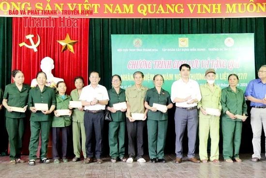 Trao tặng 112 suất quà tri ân cựu thanh niên xung phong