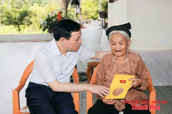 Phó Bí thư Thường trực m88 link mới nhất uỷ Lại Thế Nguyên viếng nghĩa trang liệt sĩ  và thăm , tặng quà  gia đình chính sách