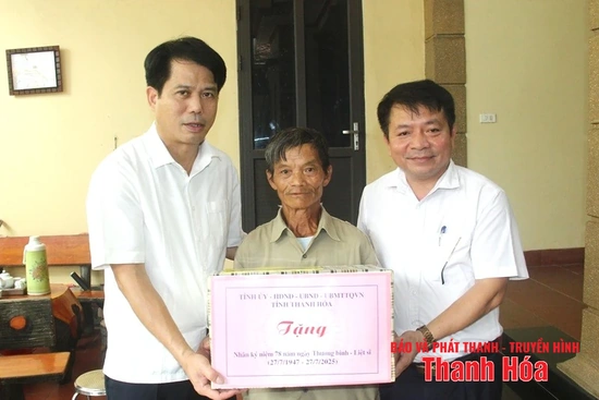 Trưởng Ban Tuyên giáo và Dân vận m88 link mới nhất ủy Đào Xuân Yên thăm, tặng quà các gia đình chính sách