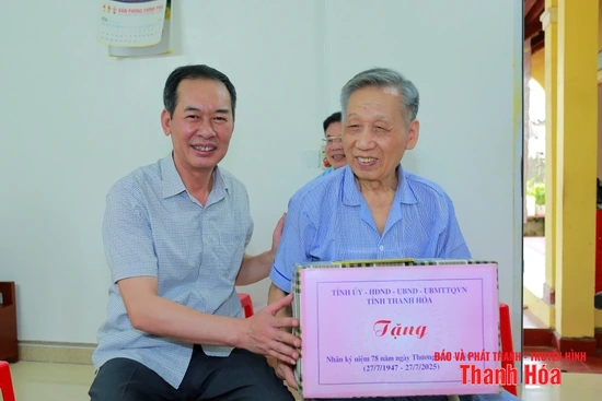 Phó Bí thư Tỉnh ủy, Chủ tịch Ủy ban MTTQ tỉnh Trịnh Tuấn Sinh thăm, tặng quà các gia đình chính sách