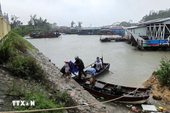 Các địa phương sơ tán người dân ở khu vực có nguy cơ bị ngập sâu