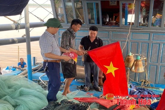 Quốc kỳ giữa biển khơi