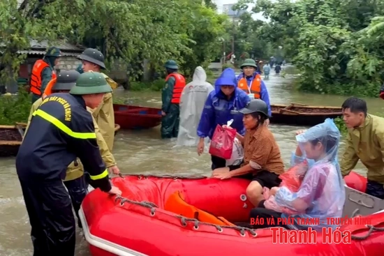 Cảnh sát PCCC&CNCH nỗ lực, khẩn trương di dời người già và trẻ nhỏ khỏi vùng nguy hiểm