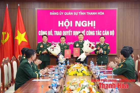 Trao Quyết định chuẩn y bầu Ủy viên Ban Thường vụ Đảng ủy Quân sự tỉnh