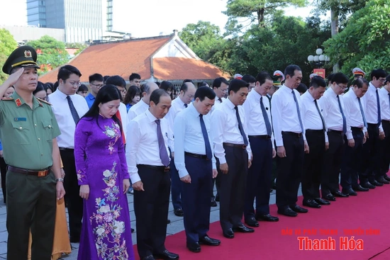 Đoàn đại biểu tỉnh Thanh Hóa dâng hương Chủ tịch Hồ Chí Minh nhân kỷ niệm 95 năm Ngày thành lập Đảng bộ tỉnh
