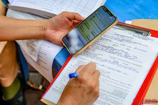 Ngoài bằng lái trên VNeID, người dân có thể xuất trình số GPLX cho Cảnh sát kiểm tra