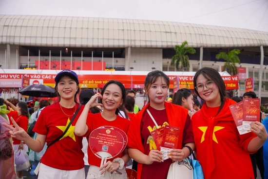 Không khí hào hứng, sắc đỏ ngập tràn trước thềm concert “Tổ quốc trong tim”