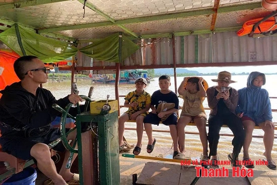 Chòng chành những chuyến đò ngang mùa lũ