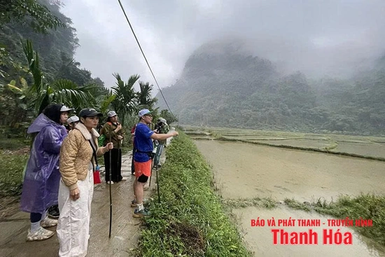 Giới trẻ đón mùa hè sôi động qua những chuyến du lịch