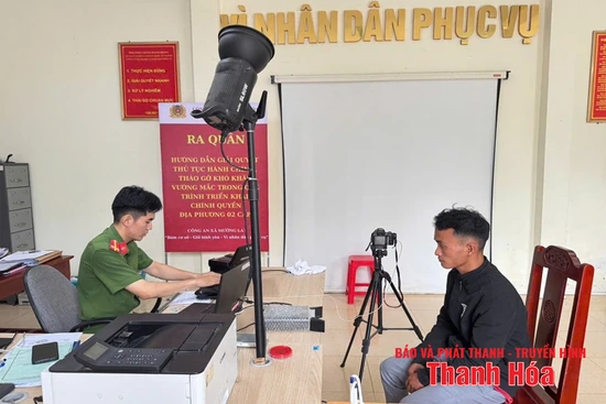 Công an xã Mường Lát hướng dẫn giải quyết thủ tục hành chính trong triển khai chính quyền địa phương 2 cấp