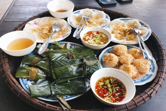 Ăn gì ở Huế? Gợi ý 10 món đặc  sản Huế ngon vừa ăn vừa  mua  về làm quà